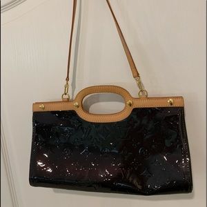 LOUIS VUITTON
Vernis Roxbury Drive Amarante